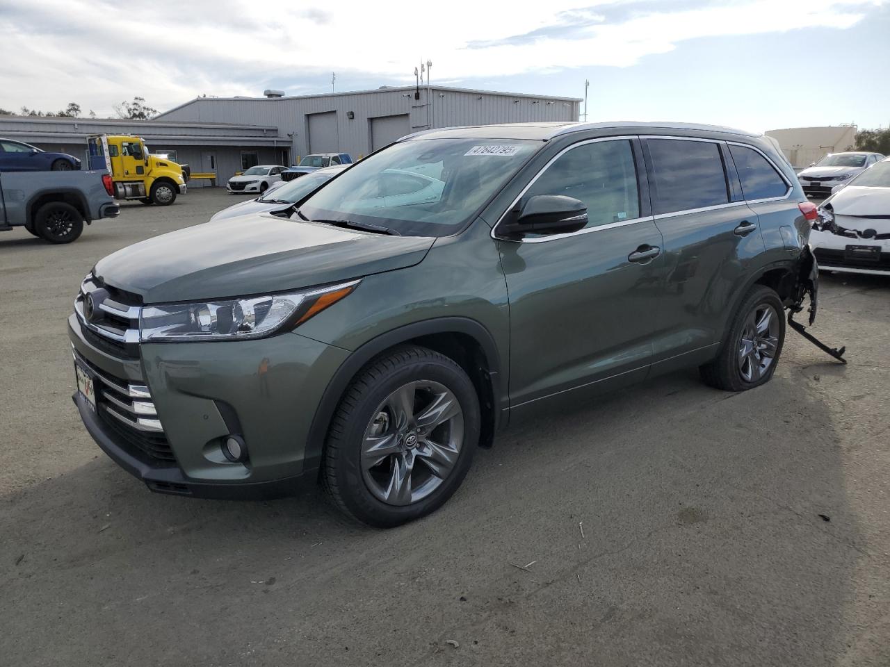 2018 Toyota Highlander - Image 1
