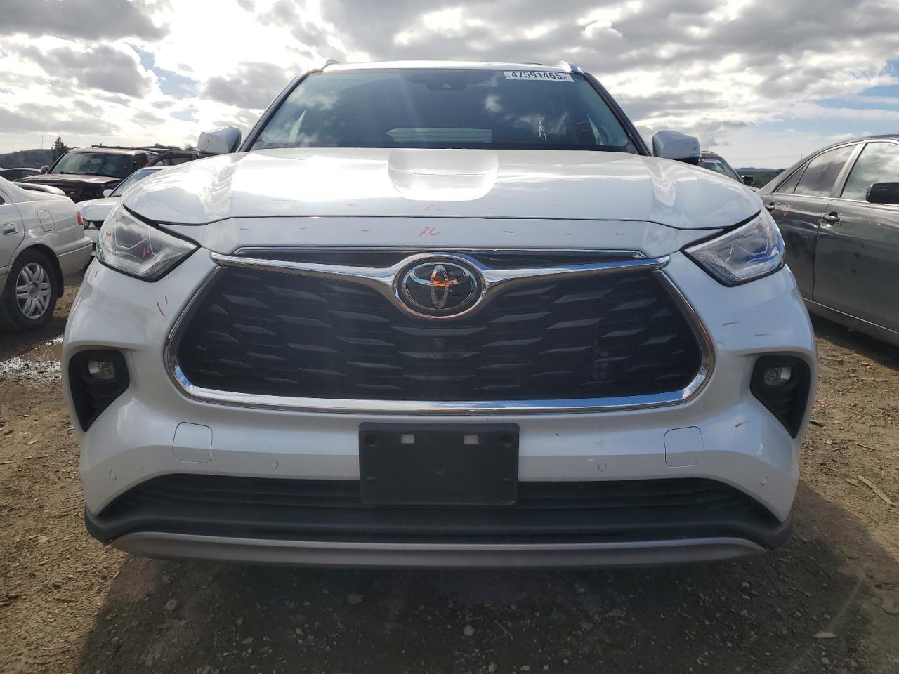 2022 Toyota Highlander - Image 5