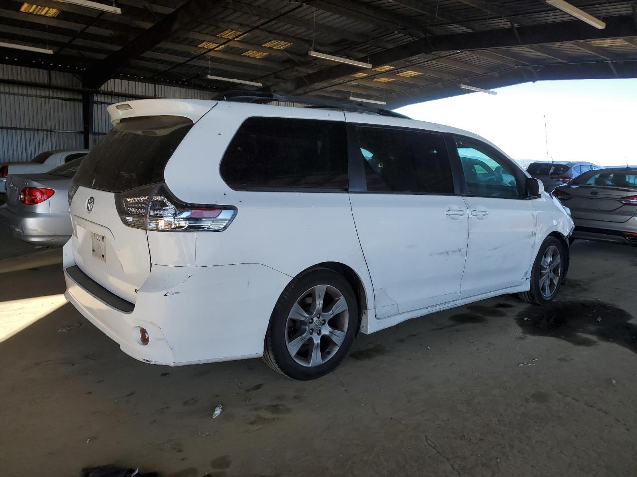 2012 Toyota Sienna - Image 3