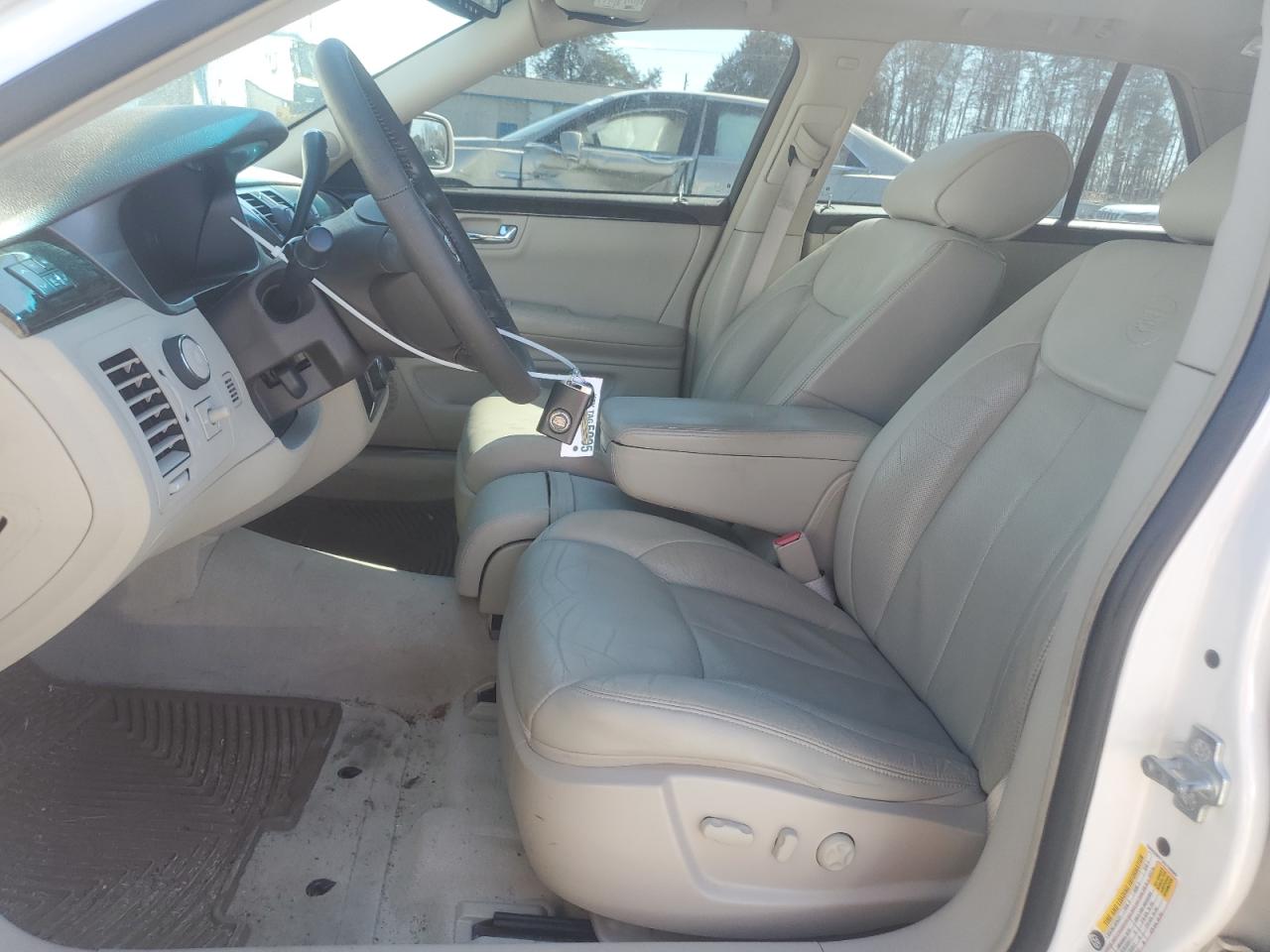 2010 Cadillac DTS - Image 7