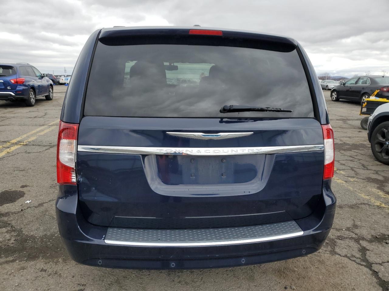 2013 Chrysler Town & Country - Image 6