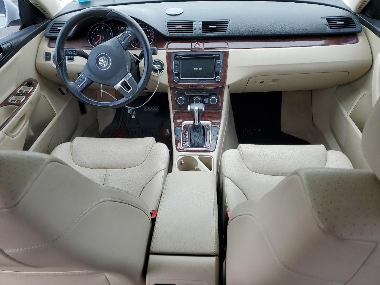 2010 Volkswagen Passat - Image 8