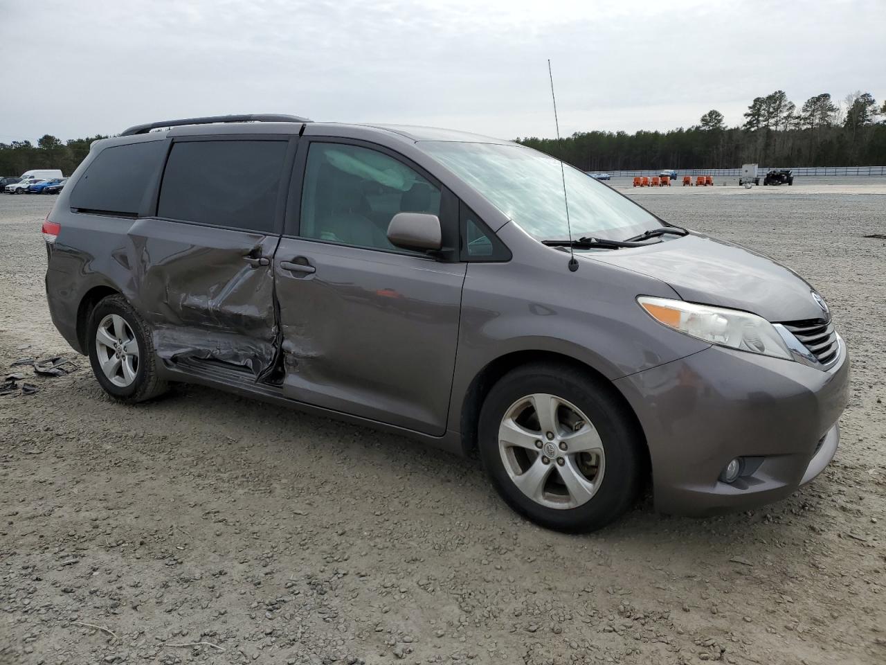 2013 Toyota Sienna - Image 4