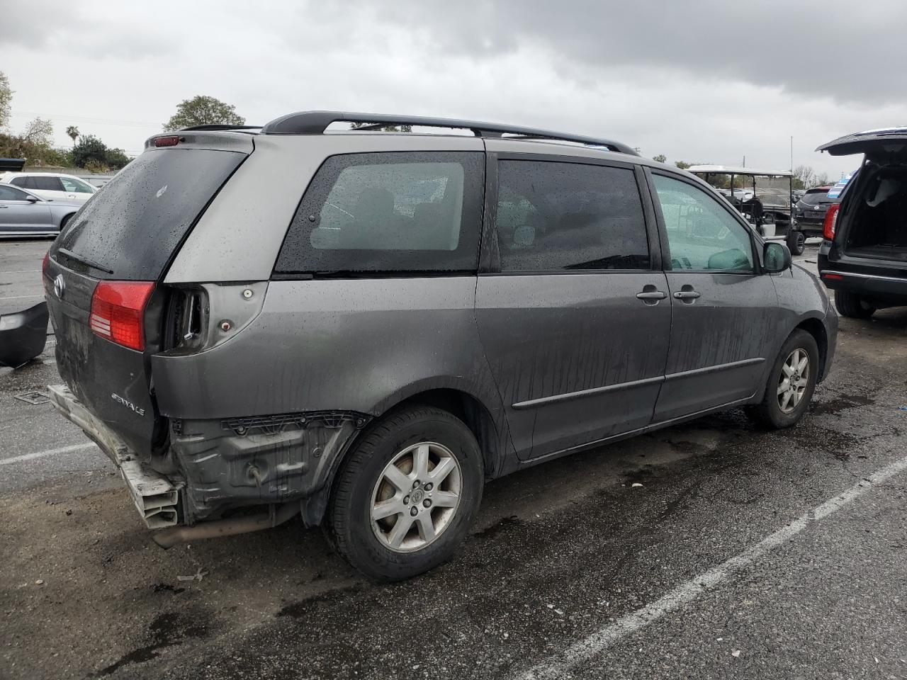 2004 Toyota Sienna - Image 3