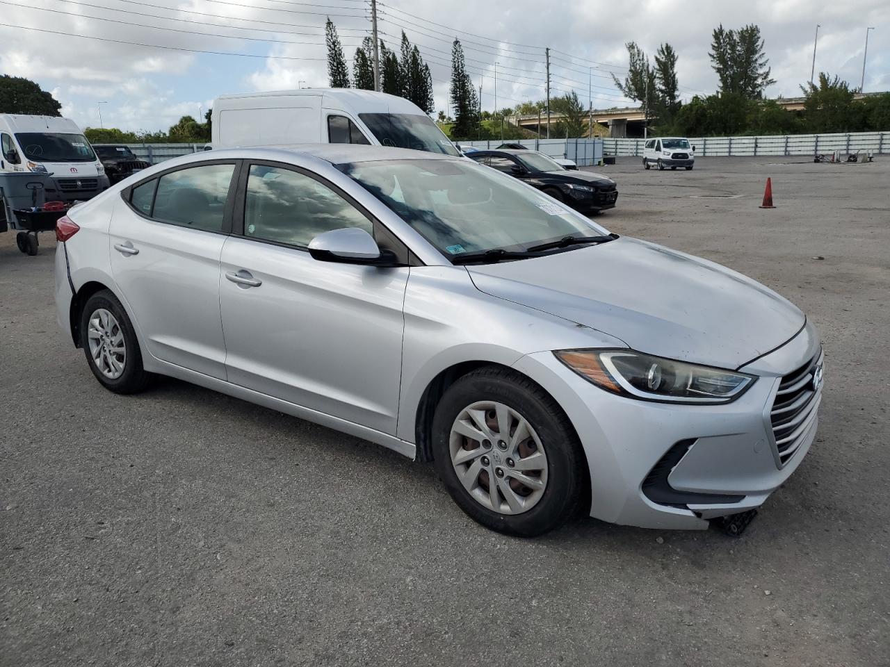 2017 Hyundai Elantra - Image 4