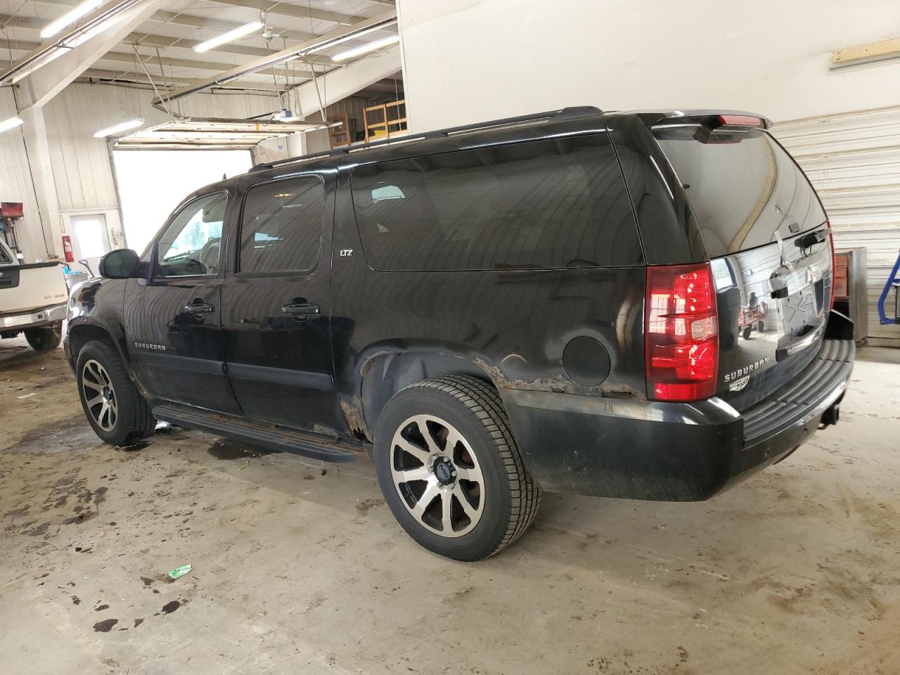 2007 Chevrolet Suburban - Image 2