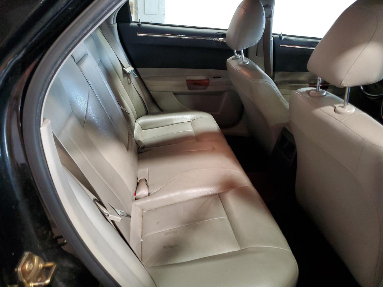 2005 Chrysler 300 - Image 10