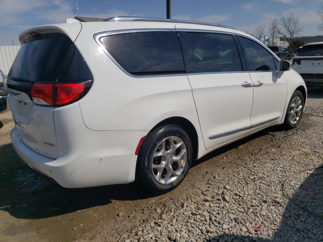 2017 Chrysler Pacifica - Image 3