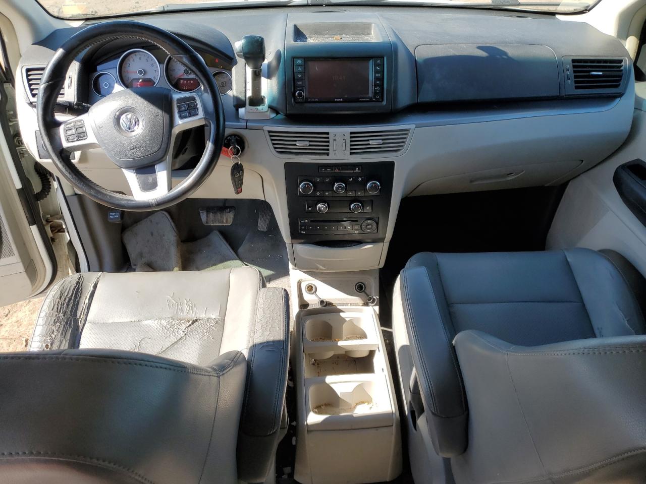 2013 Volkswagen Routan - Image 8