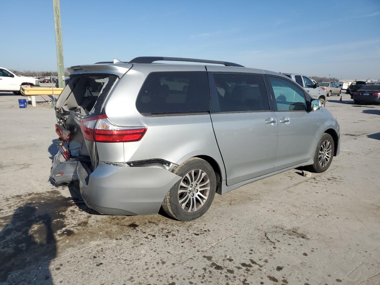 2019 Toyota Sienna - Image 3