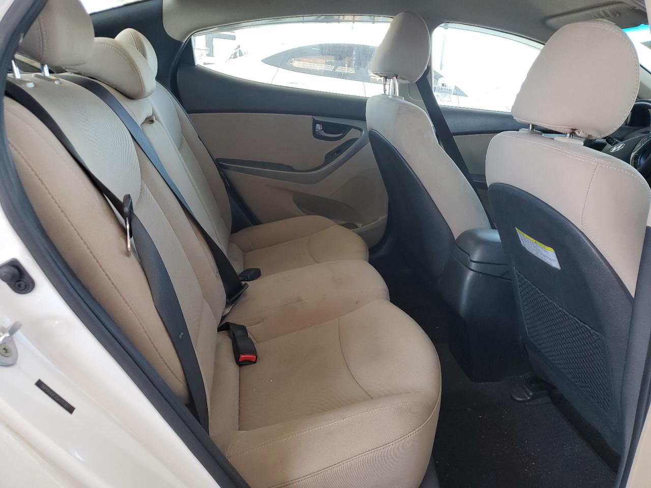 2016 Hyundai Elantra - Image 10
