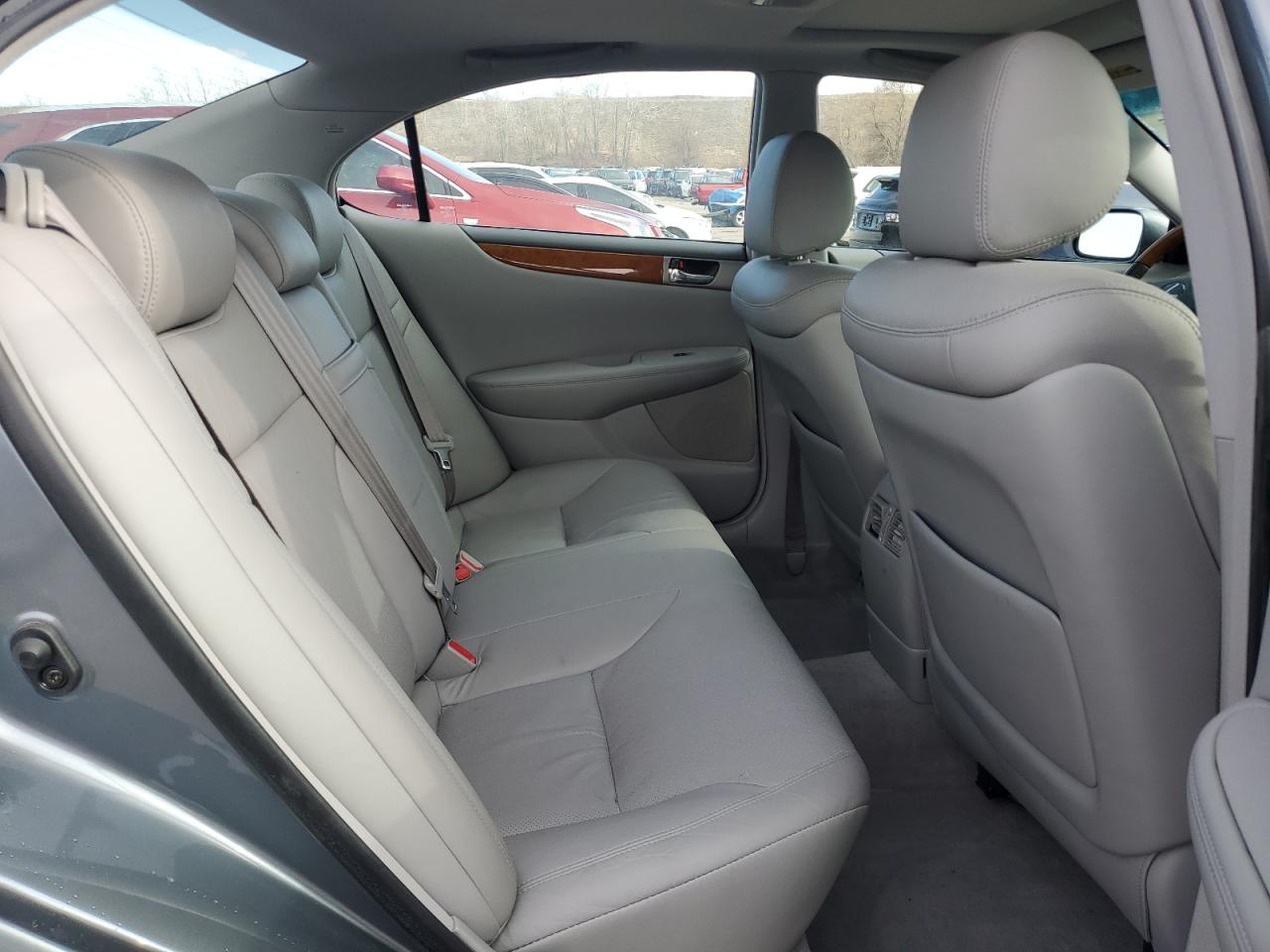 2005 Lexus ES - Image 10