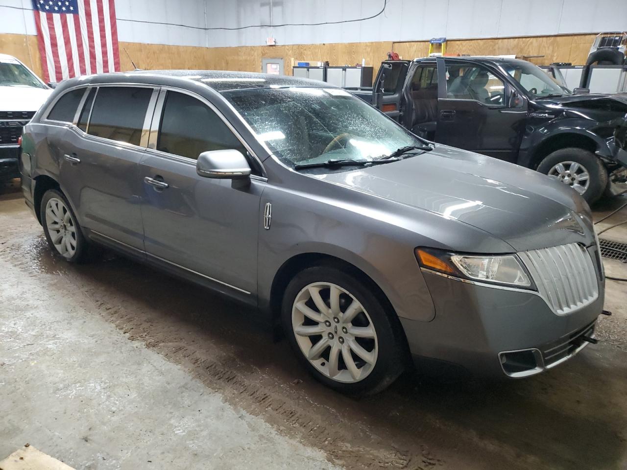2010 Lincoln MKT - Image 4