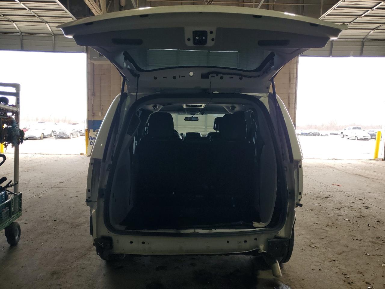 2016 Chrysler Town & Country - Image 6