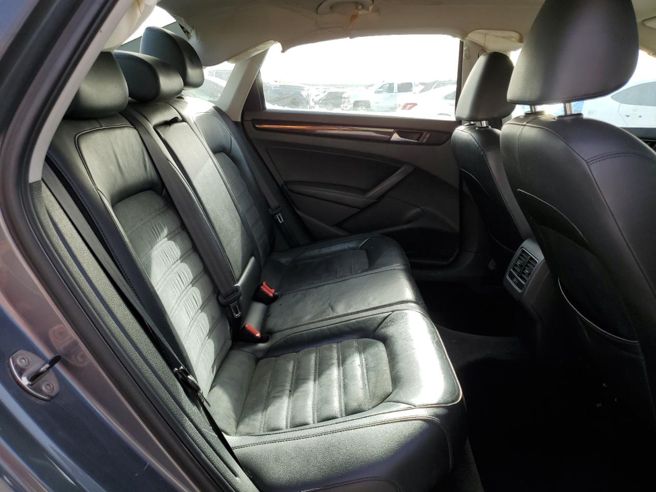 2014 Volkswagen Passat - Image 10
