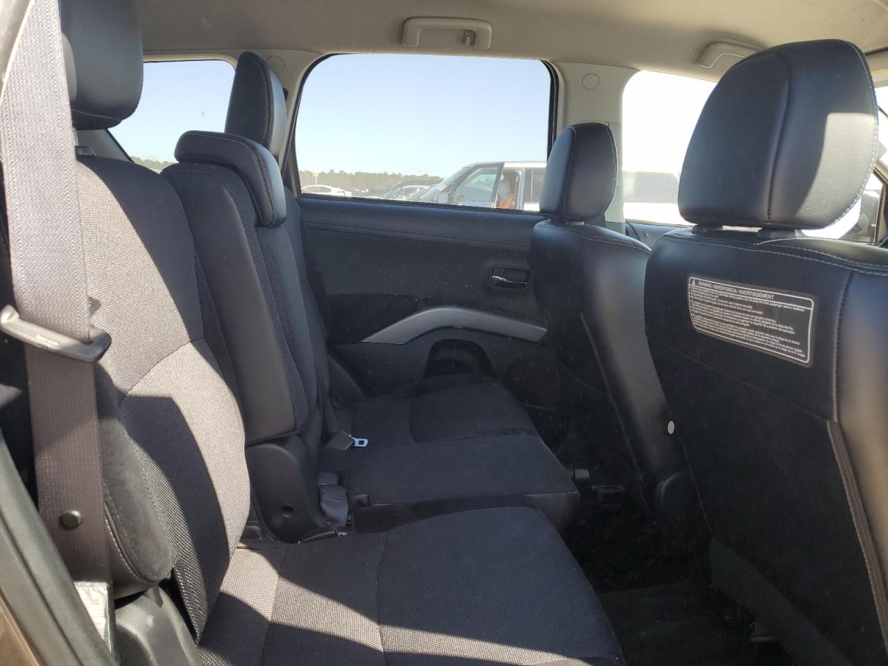 2011 Mitsubishi Outlander - Image 11