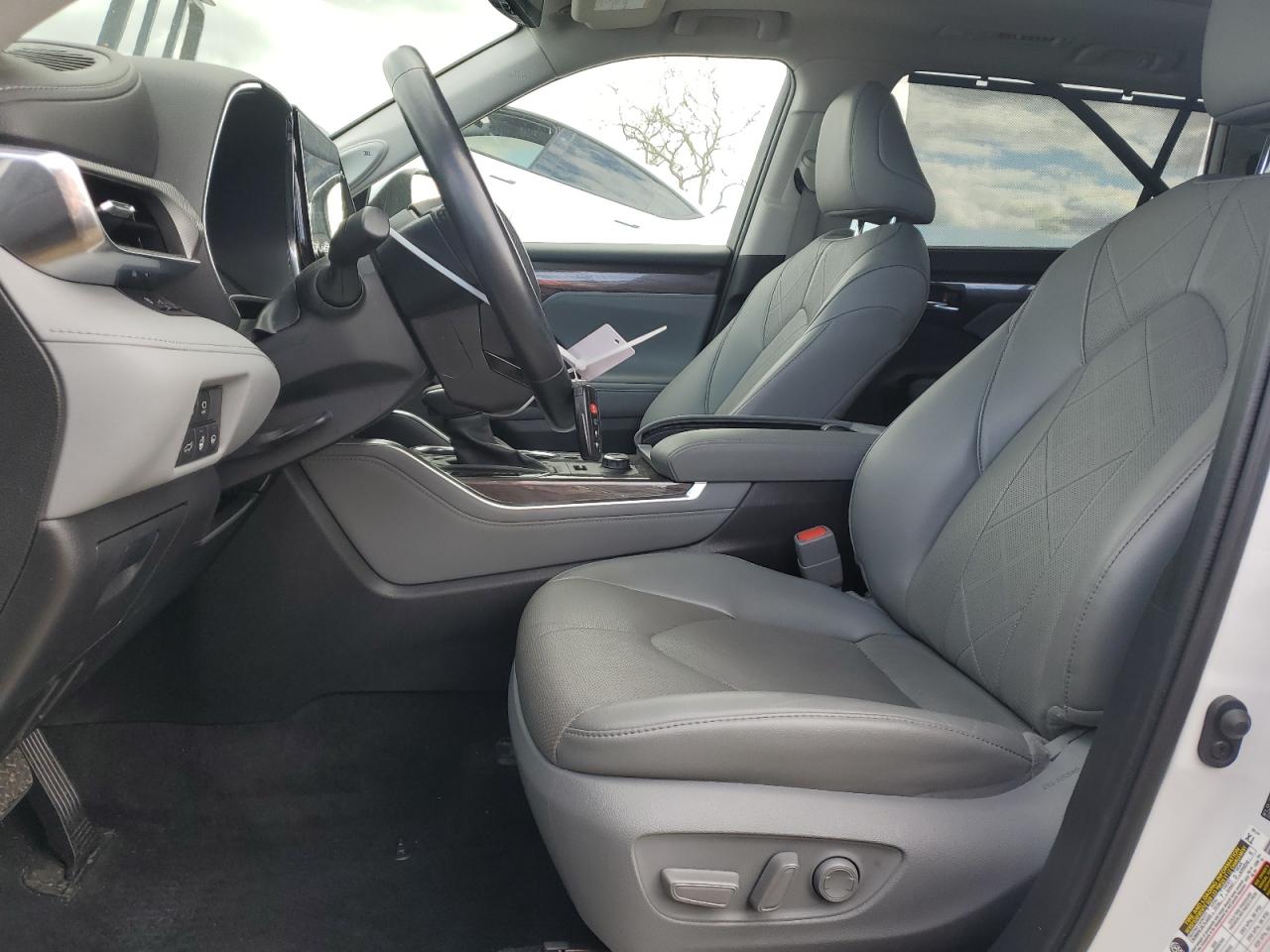 2022 Toyota Highlander - Image 7