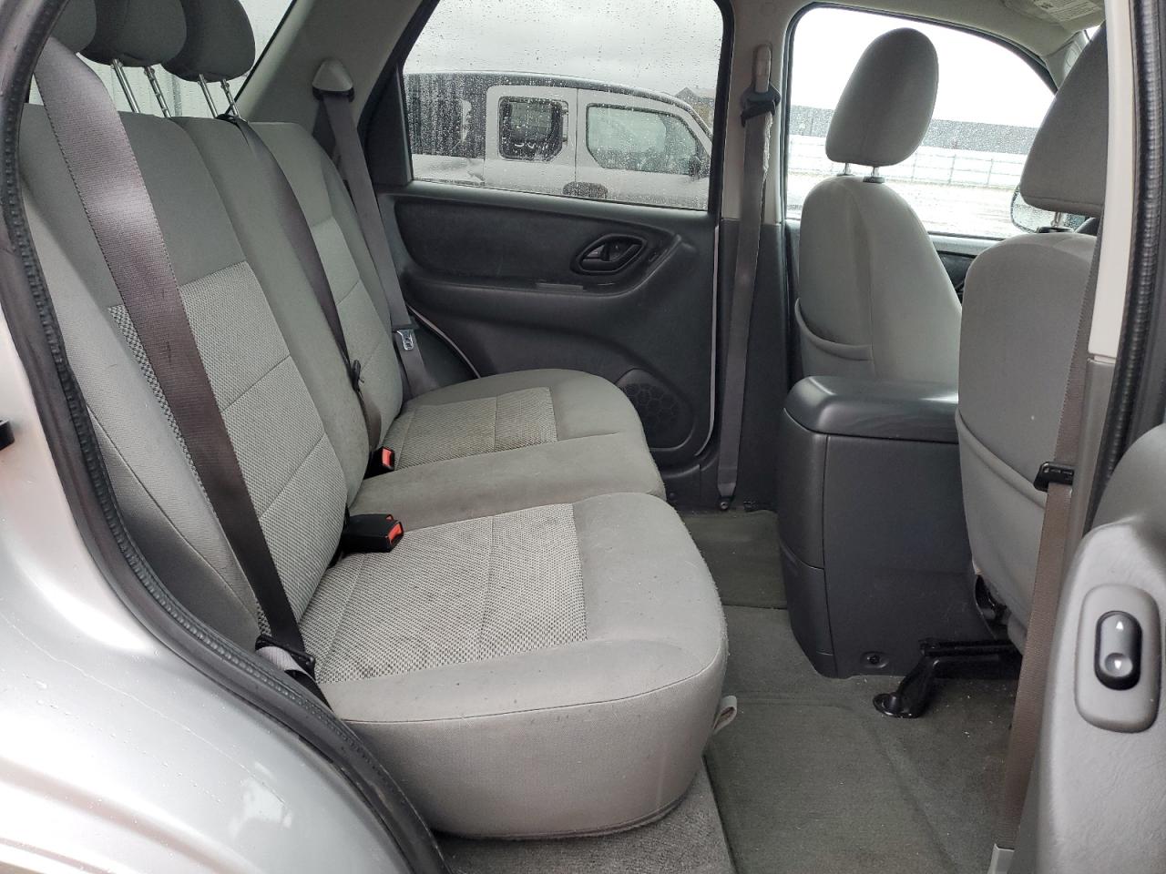 2005 Ford Escape - Image 10