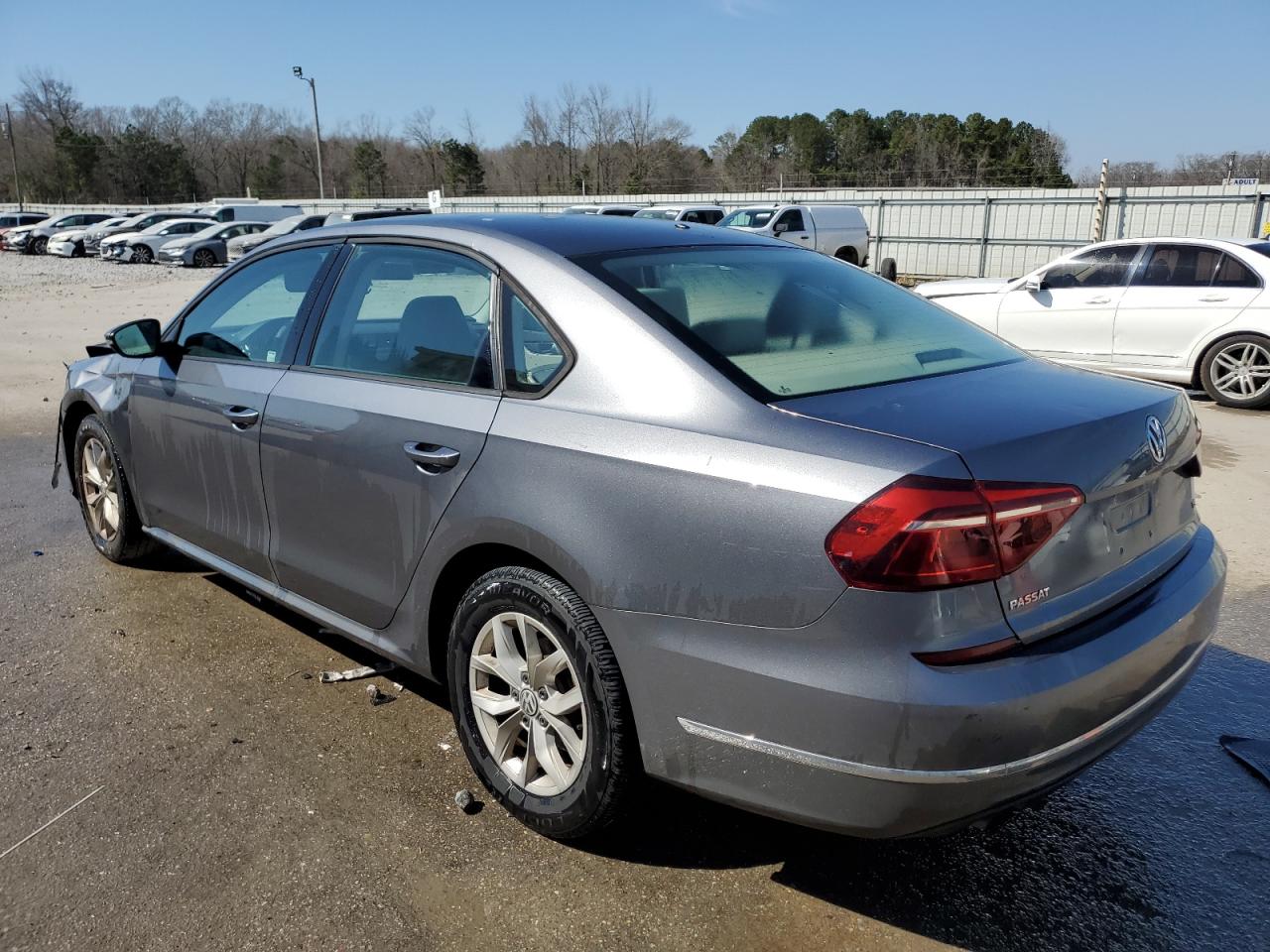 2018 Volkswagen Passat - Image 2