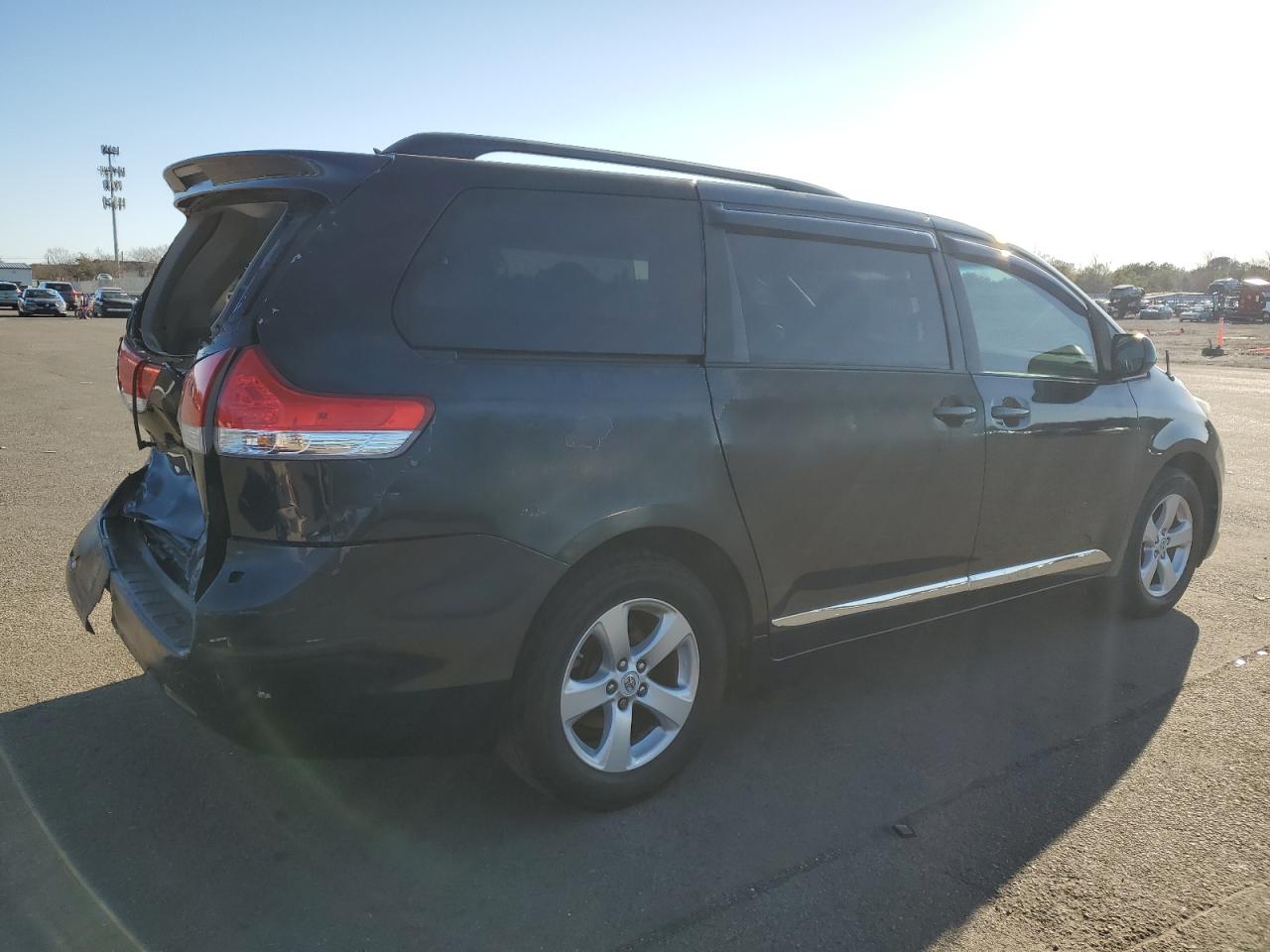 2011 Toyota Sienna - Image 3