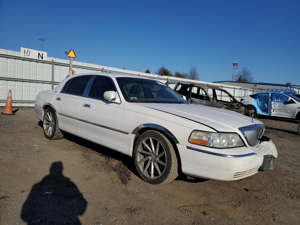 2003 Lincoln Town Car - Image 4
