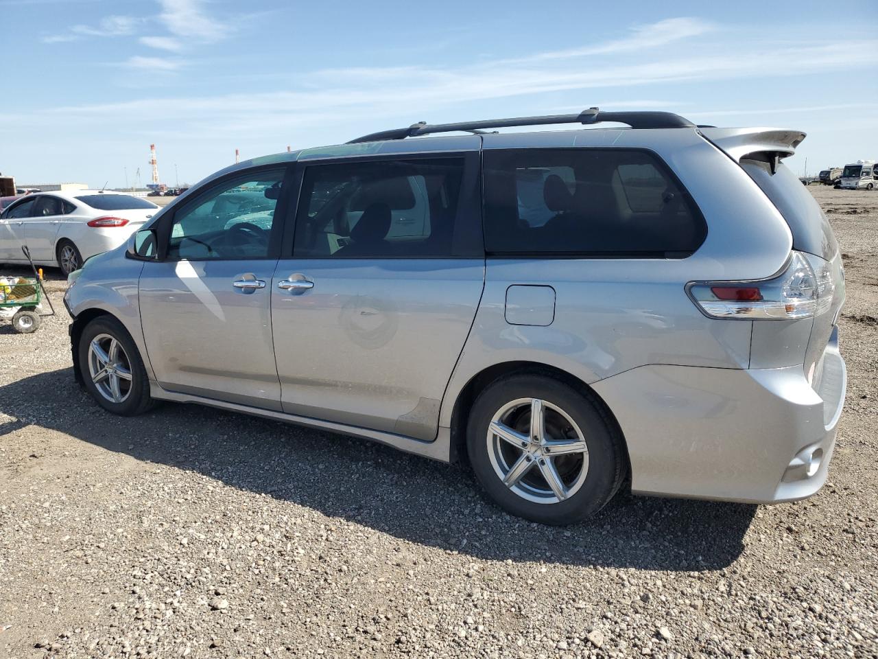 2014 Toyota Sienna - Image 2