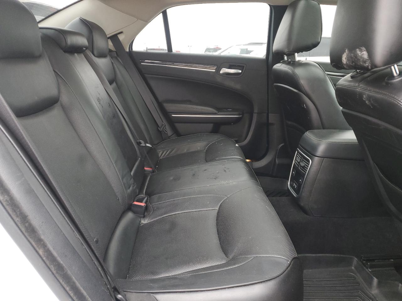 2019 Chrysler 300 - Image 10