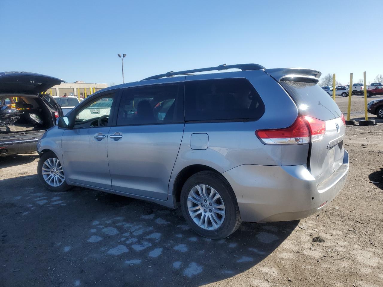 TOYOTA All Models 2013 VIN 5TDYK3DC2DS328395 фото 2