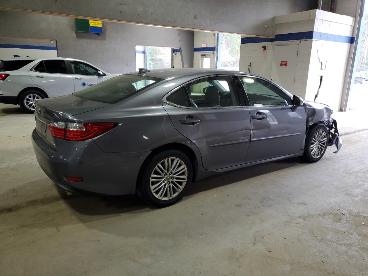 2015 Lexus ES - Image 3