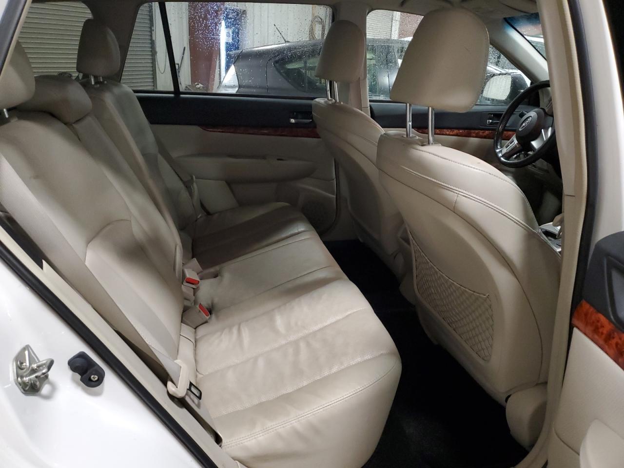 2011 Subaru Outback - Image 11