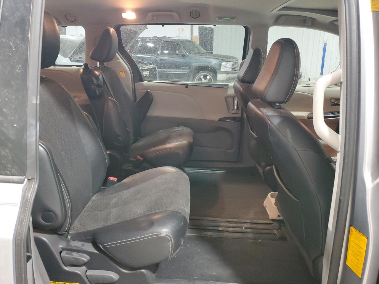 2011 Toyota Sienna - Image 11