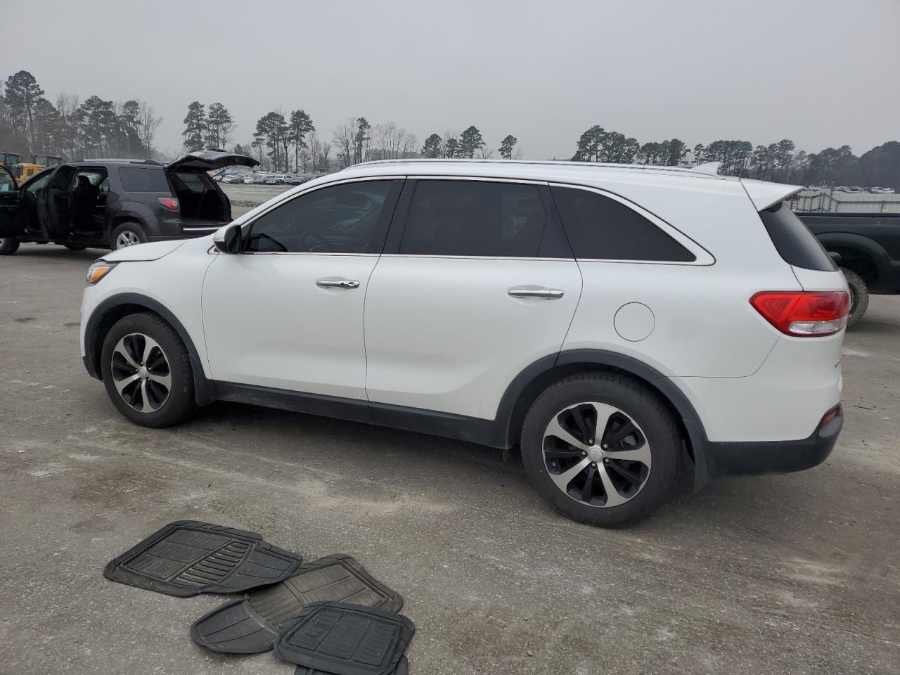 2016 Kia Sorento - Image 2