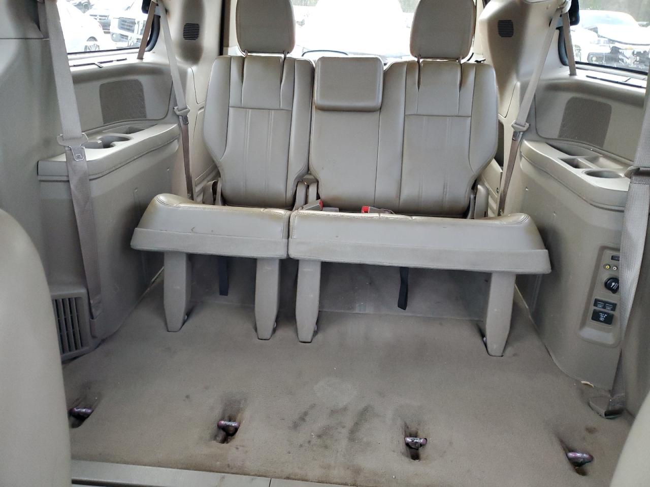 2013 Chrysler Town & Country - Image 10