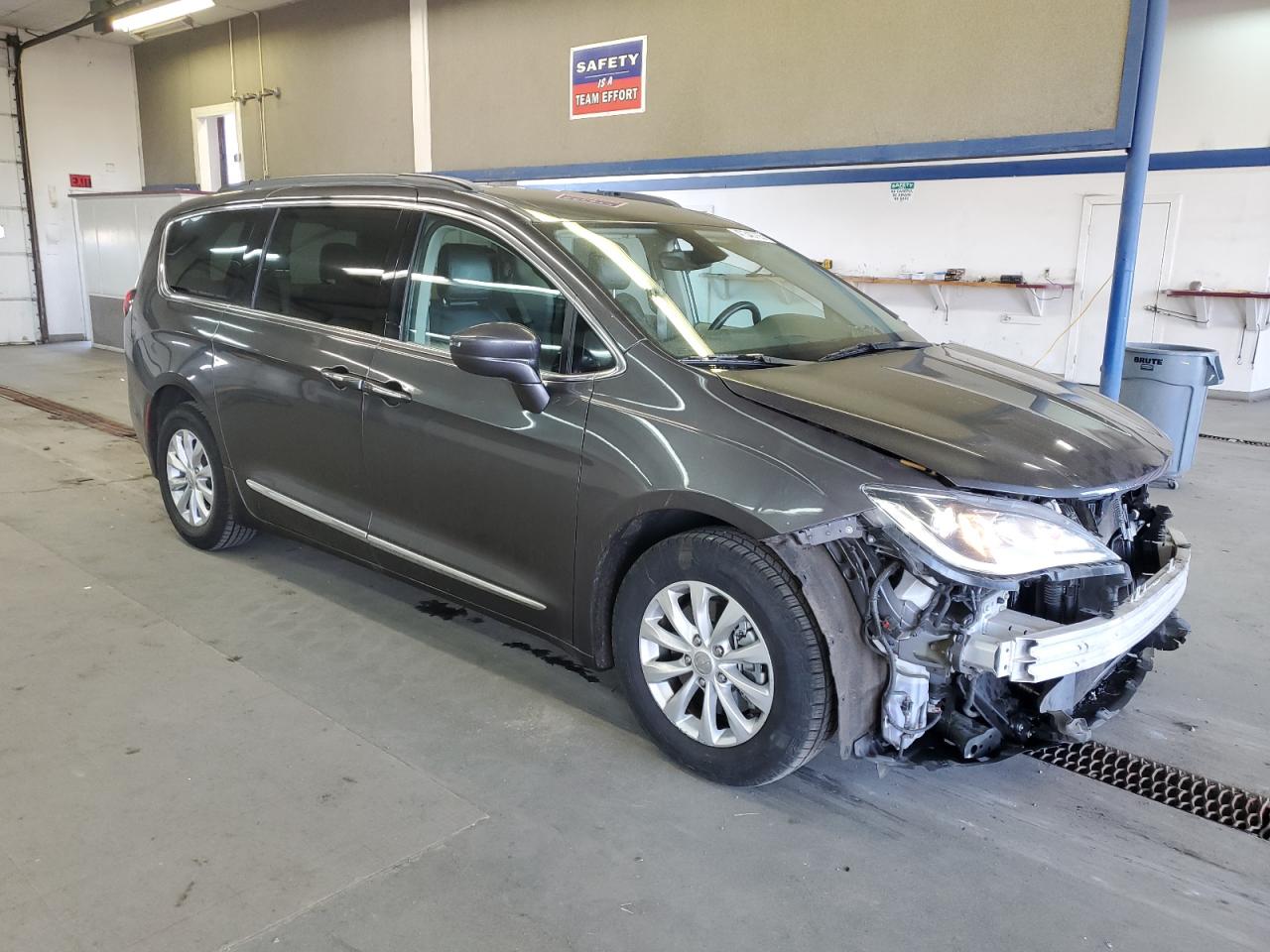 2017 Chrysler Pacifica - Image 4