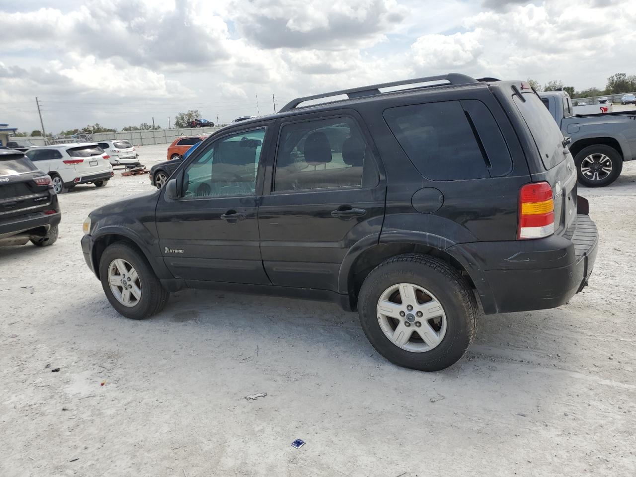 2007 Ford Escape - Image 2
