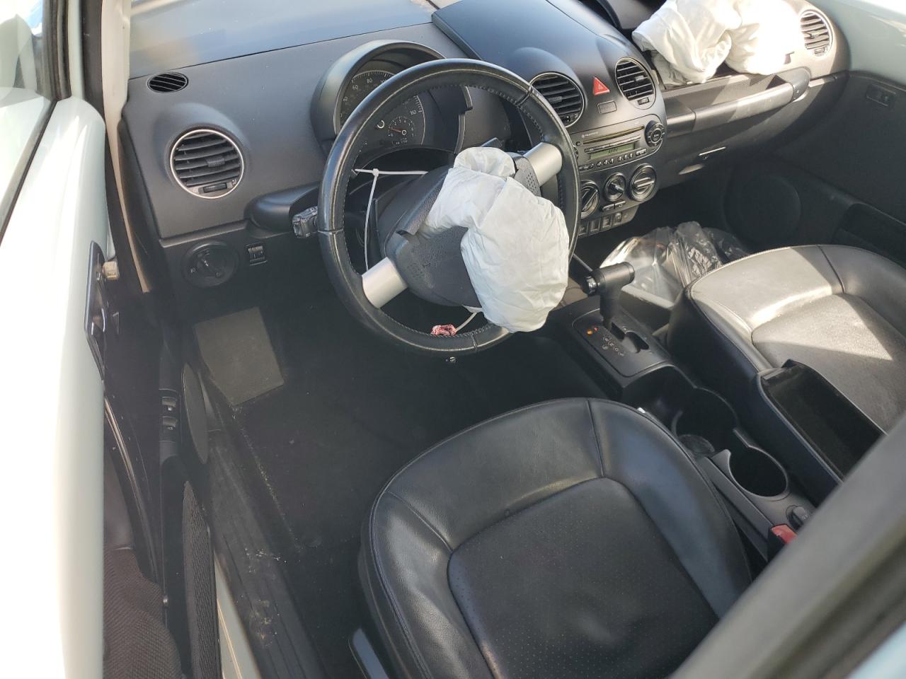 2010 Volkswagen Beetle - Image 8