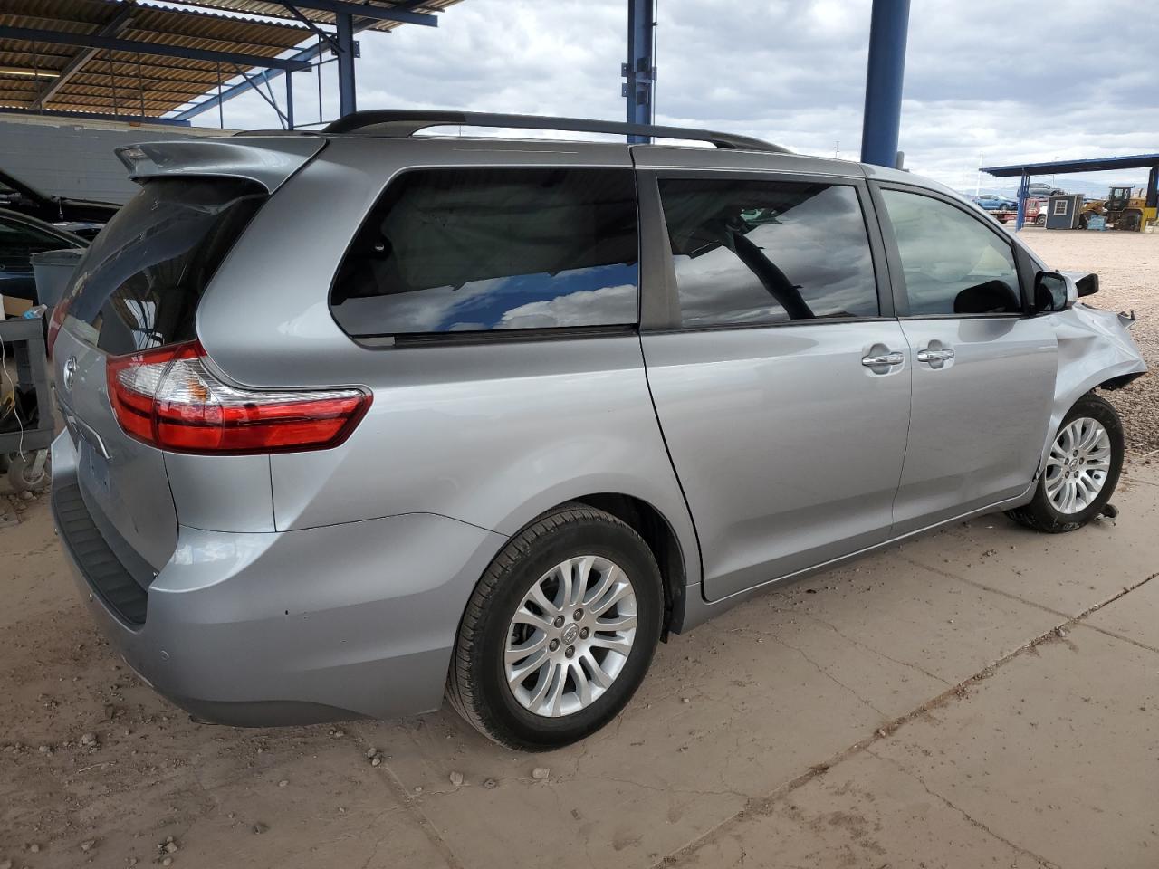 2017 Toyota Sienna - Image 3