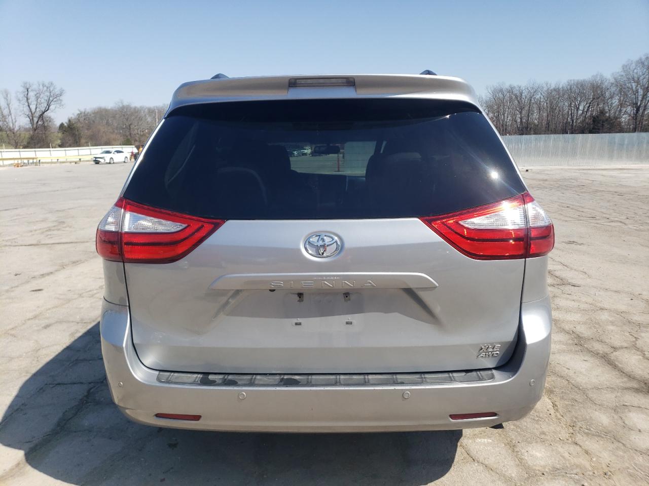 2015 Toyota Sienna - Image 6
