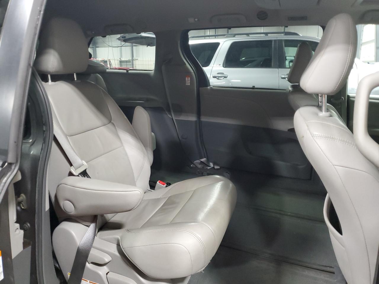 2015 Toyota Sienna - Image 12