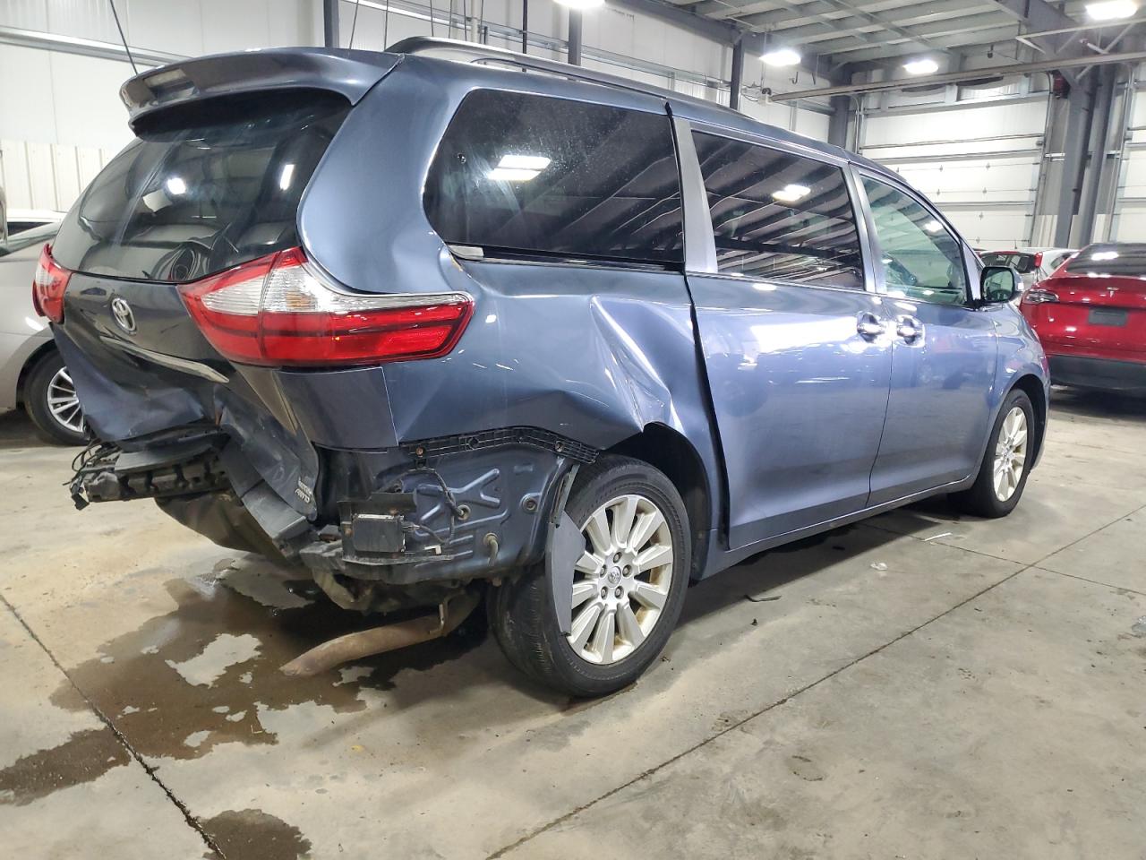 2015 Toyota Sienna - Image 3