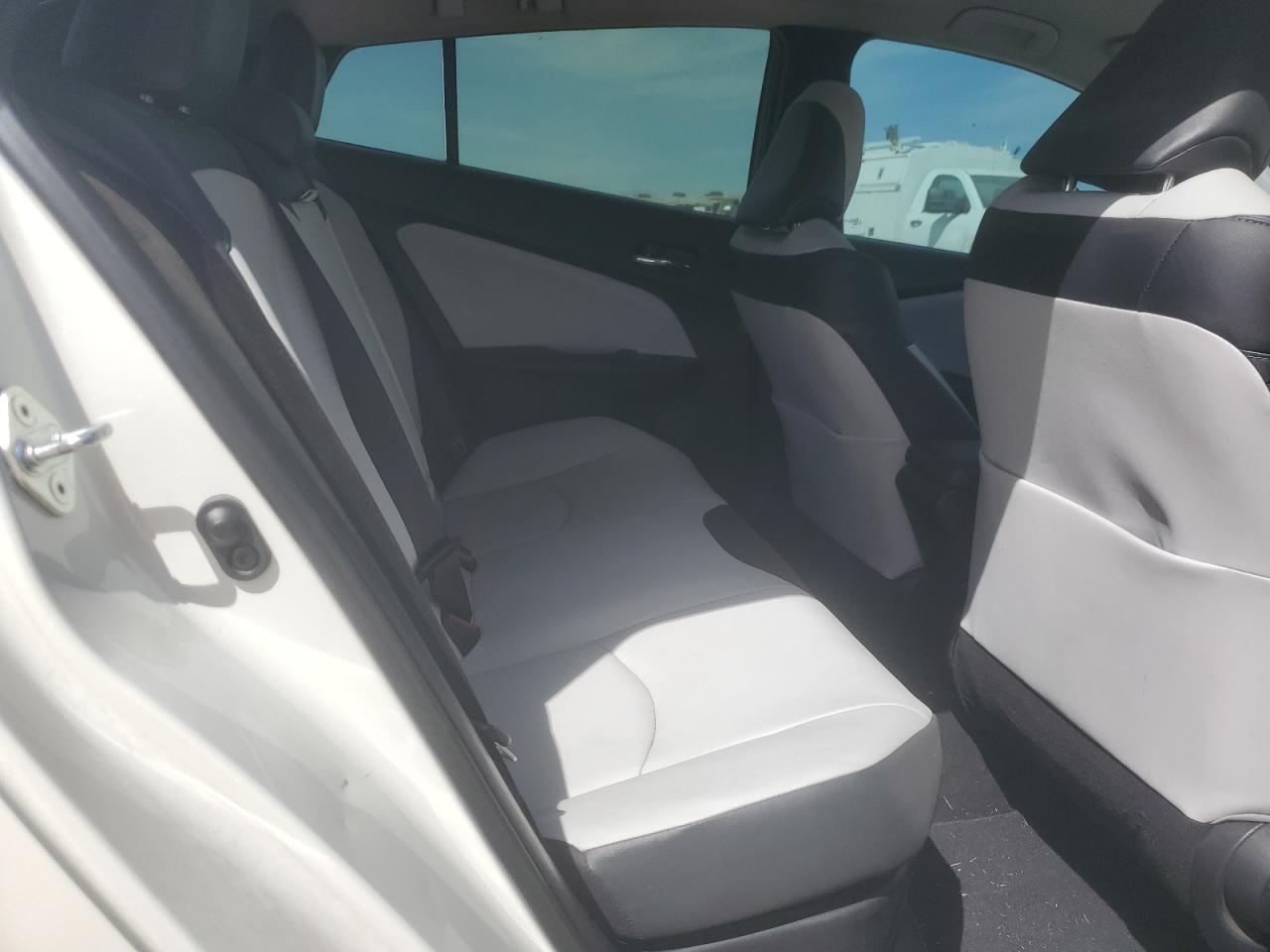 2018 Toyota Prius - Image 10