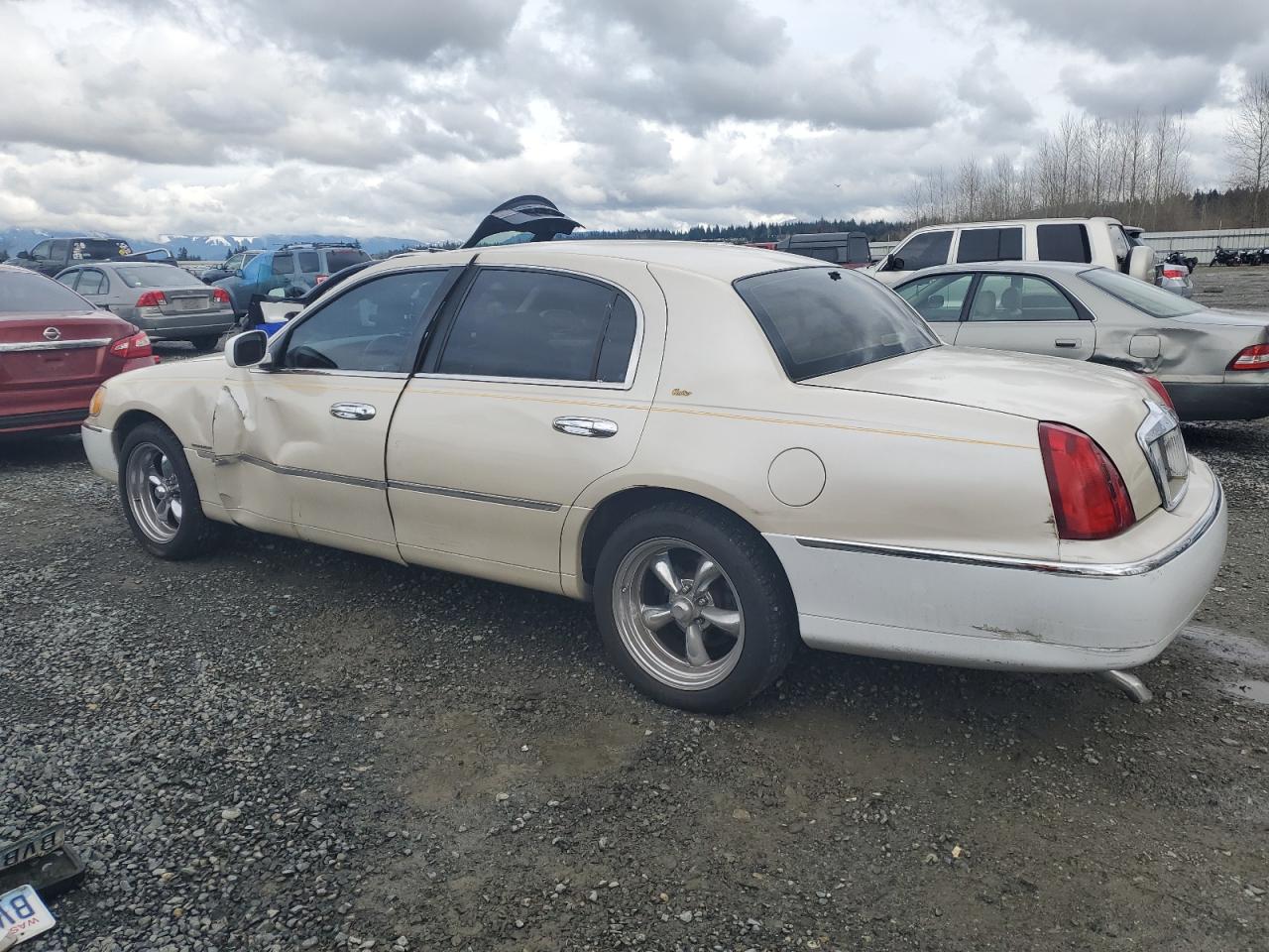 1999 Lincoln Town Car - Image 2