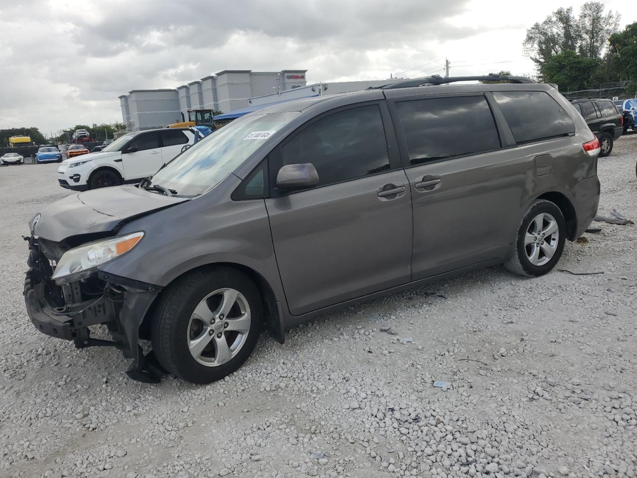 2014 Toyota Sienna Le zu verkaufen in Opa Locka, FL - Front End