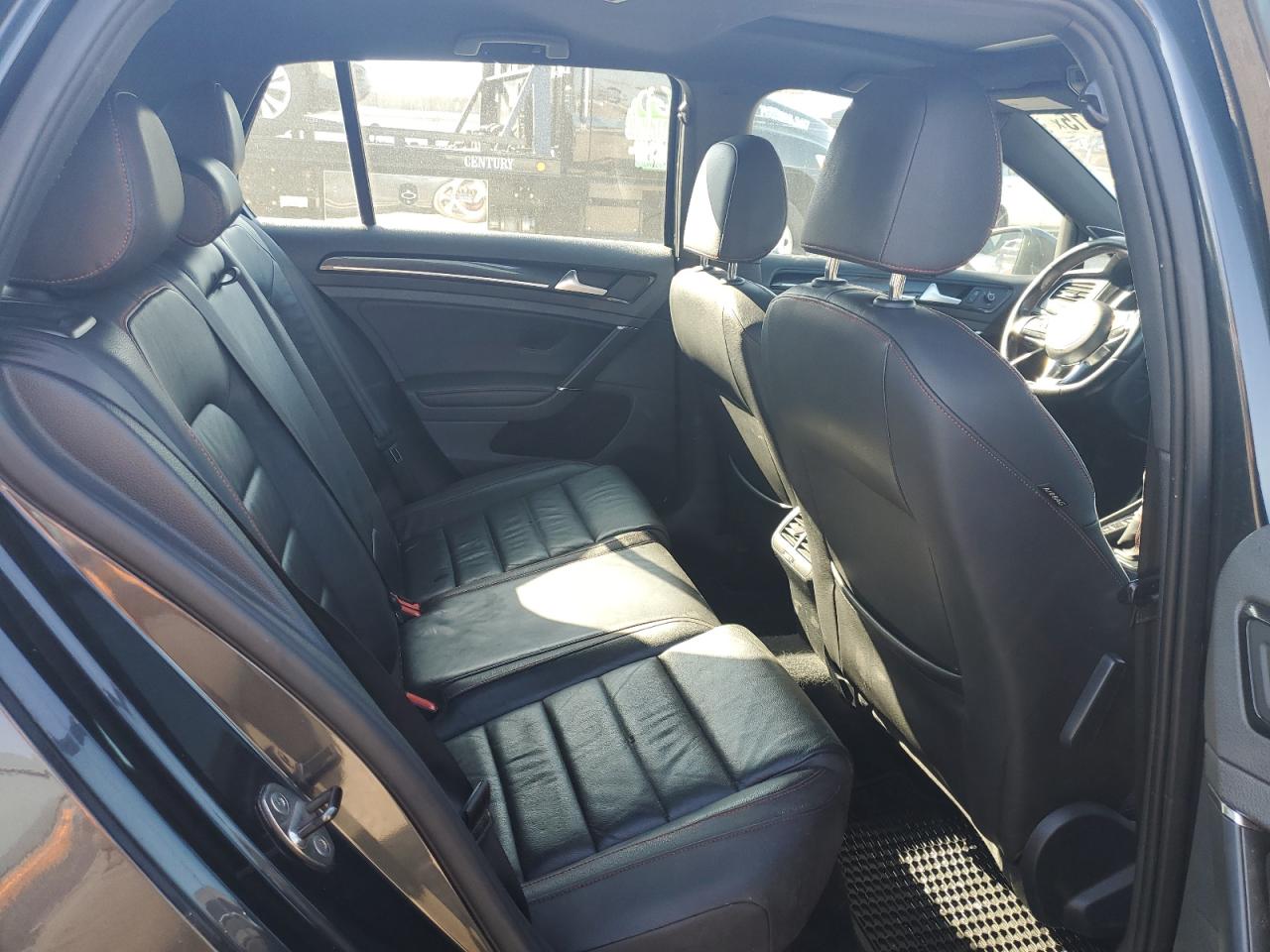 2015 Volkswagen GTI - Image 10