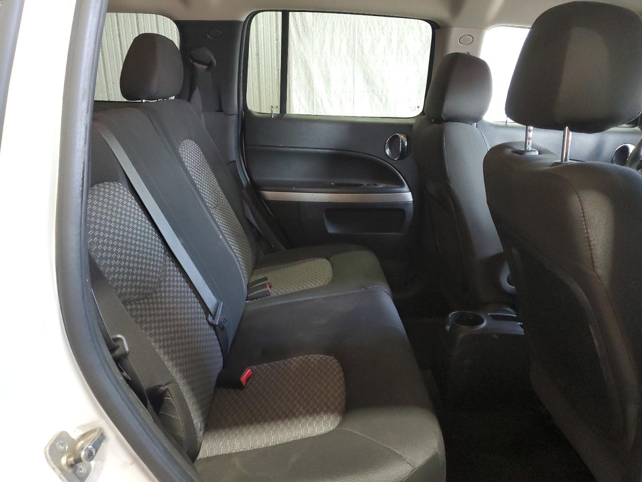 2011 Chevrolet HHR - Image 11
