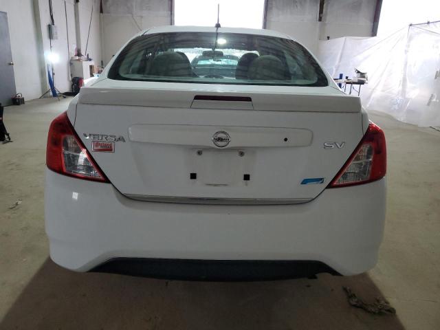 Sedans NISSAN VERSA 2015 Biały