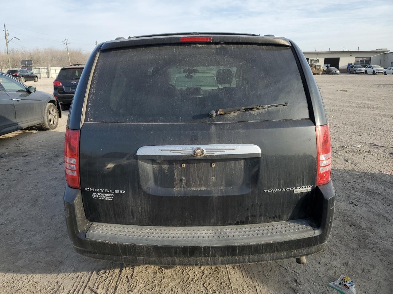 2010 Chrysler Town & Country - Image 6
