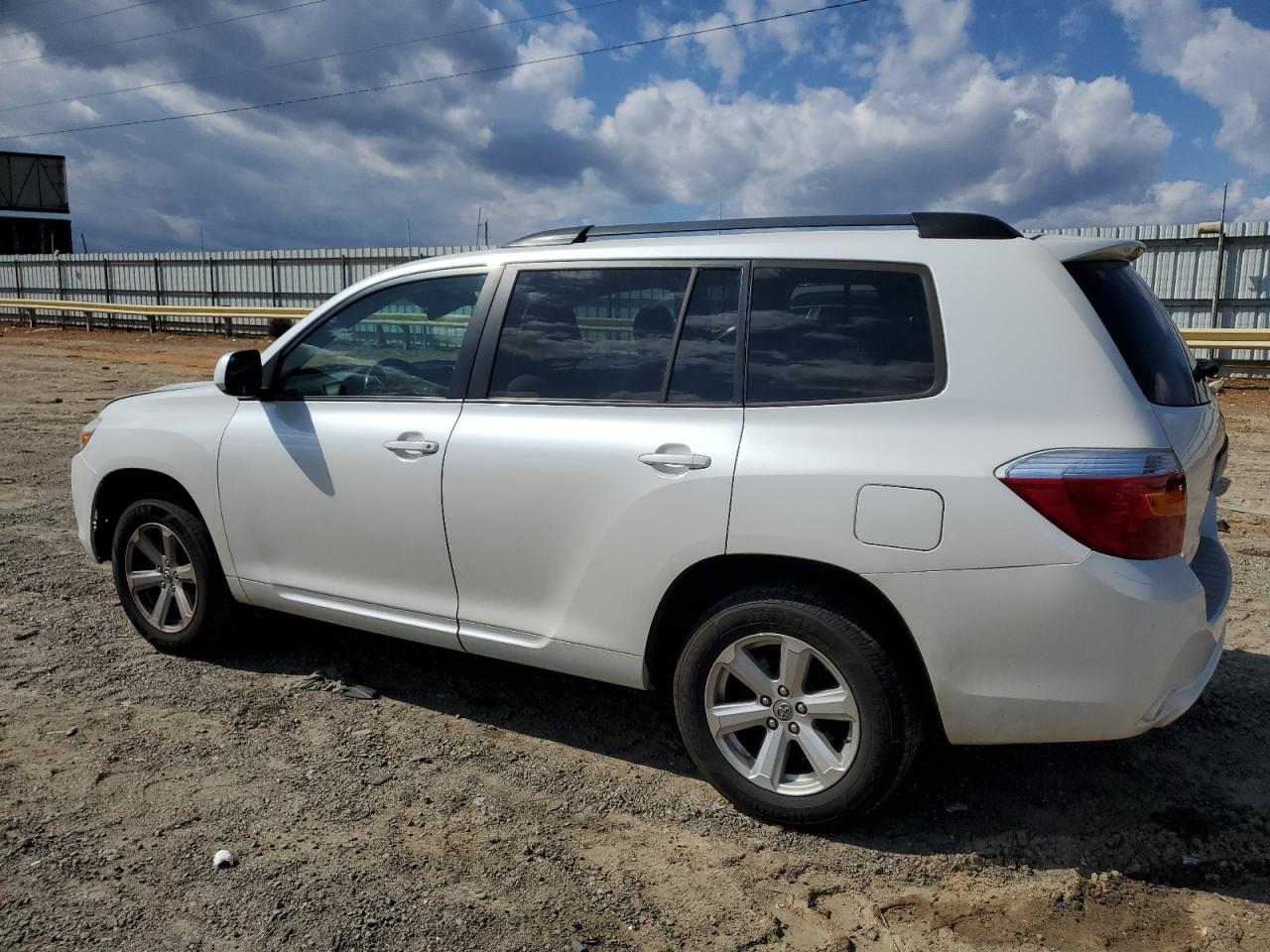 2010 Toyota Highlander - Image 2