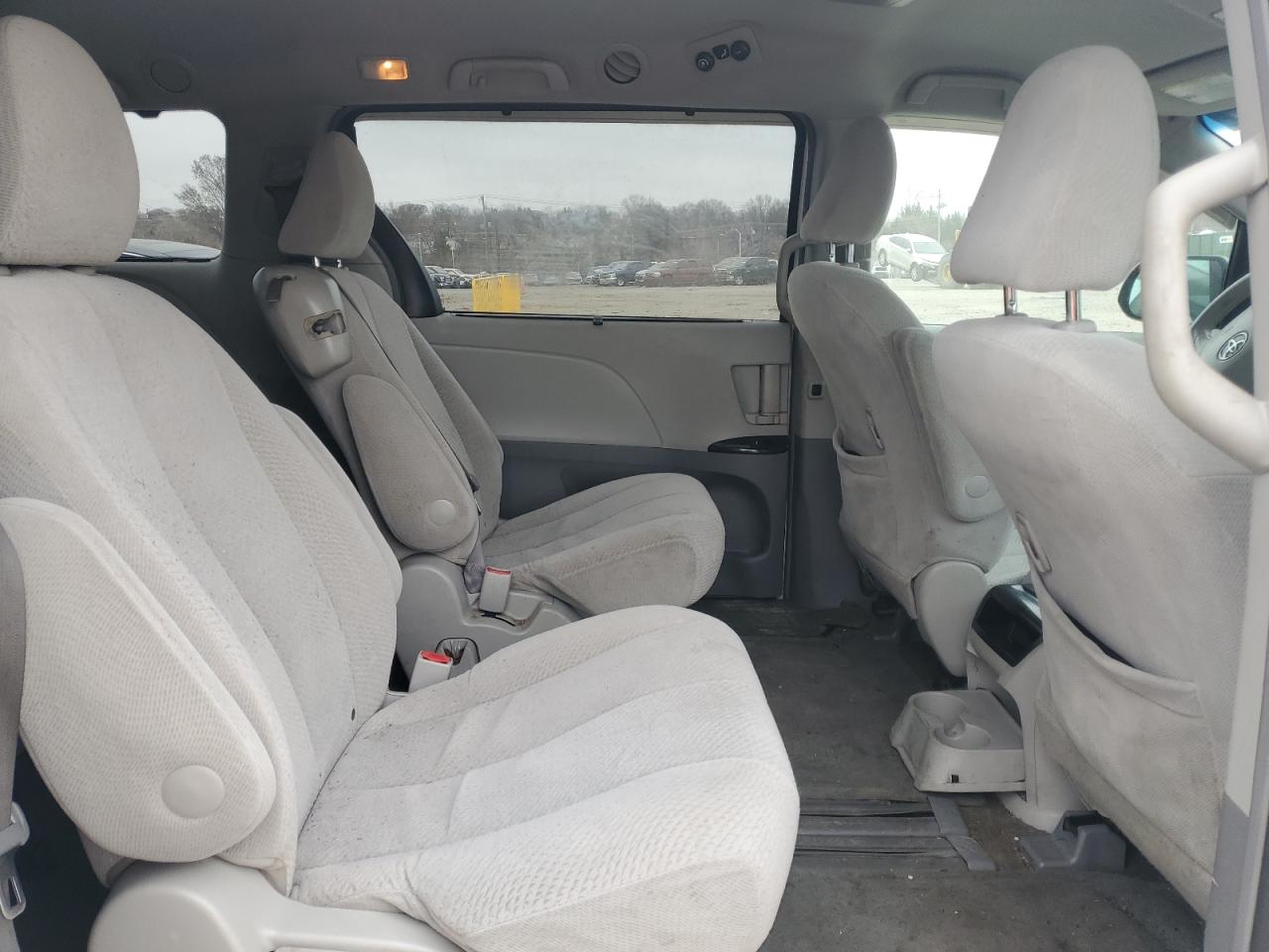 2011 Toyota Sienna - Image 11