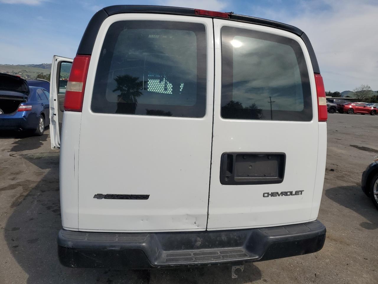 2005 Chevrolet Express - Image 10